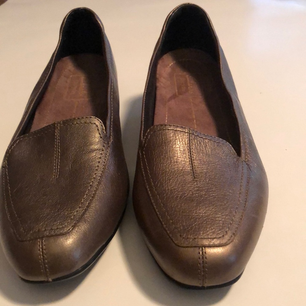 Clarks NWOT Bronze Leather Loafers size 8W.
